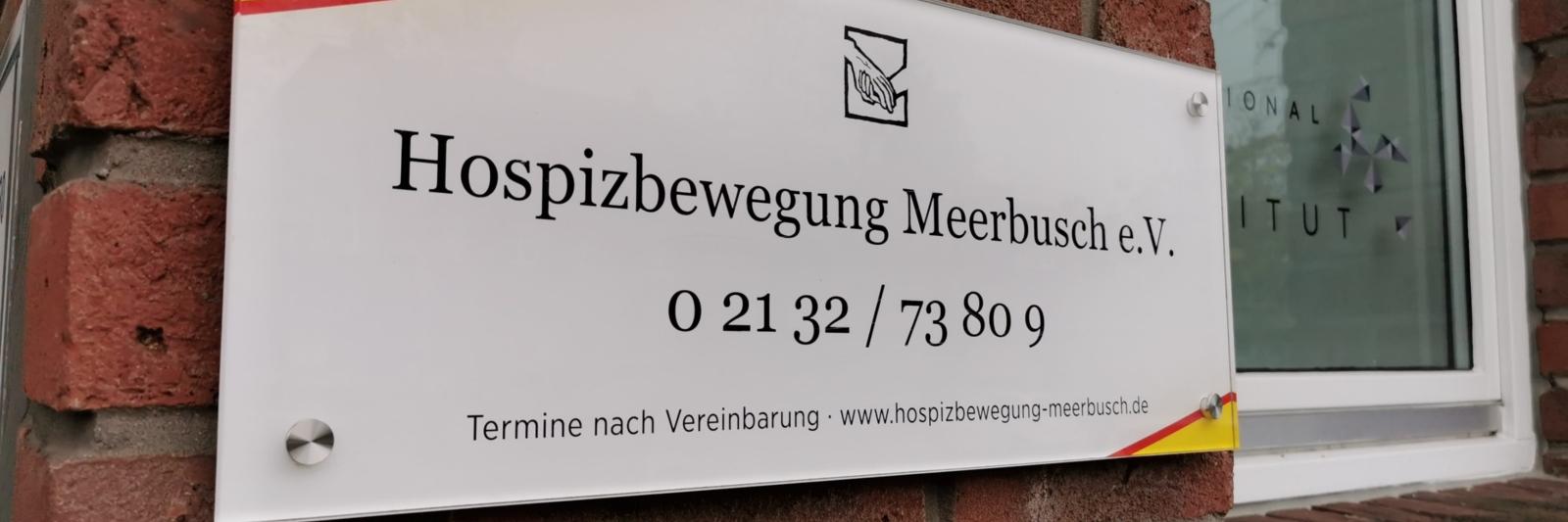 „Der November gilt seit jeher als Trauermonat, die Auseinandersetzung mit dem Tod steht in diesem Monat oft im Raum. Aber was ist wichtig, wenn man Sterbende und Trauernde begleitet – und muss man Angst davor haben, über den Tod zu sprechen? Eine Trauerreferentin und zwei Hospizexpertinnen erzählen.“ Das Foto zeigt das Schild der Hospizbewegung Meerbusch e.V.