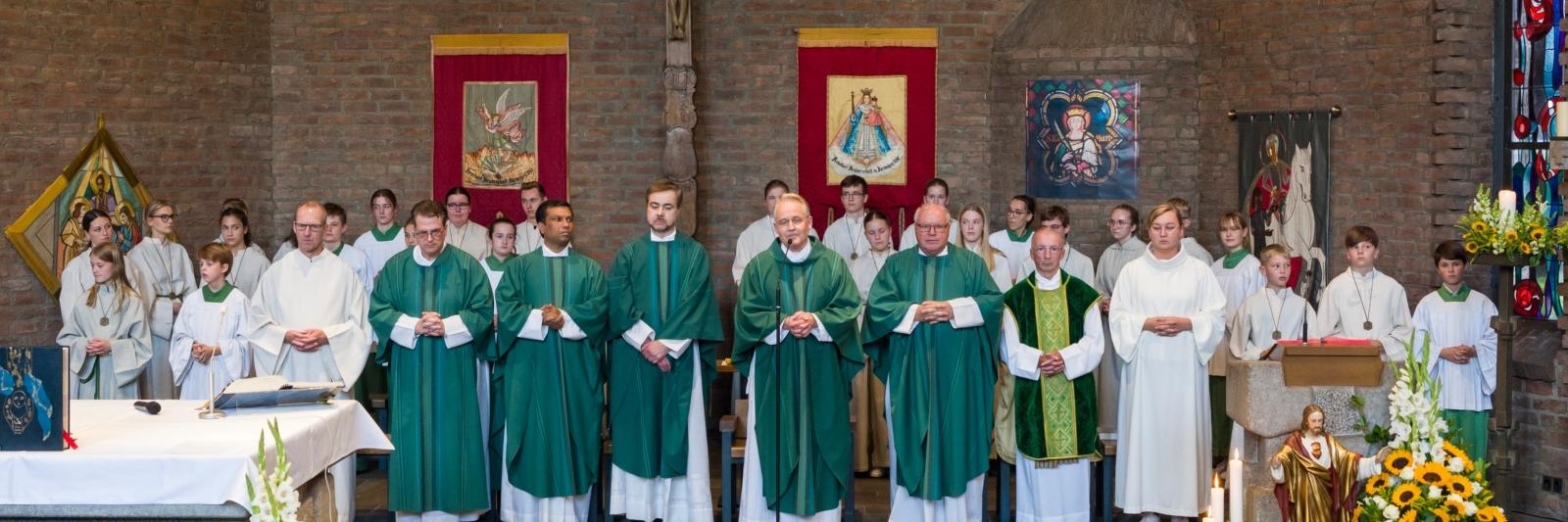 'Rund ein Jahr war die katholische Pfarrgemeinde St. Michael in Dormagen ohne Leitenden Pfarrer - Kreisdechant Hans-Günther Korr hatte die Aufgabe als Pfarrverweser, also sozusagen kommisarisch, übernommen. Mit Dr. Heribert Lennartz ist Anfang des Monats der neue Leitende Pfarrer eingeführt worden. Wir stellen den Mann, der vor seiner Priesterweihe schon langjährig als Jurist tätig war, einmal vor.' Das Foto zeigt die Einführung von Pfarrer Lennartz und entstand für Himmel und Erde im Rhein-Kreis Neuss für das Familienforum Edith Stein.