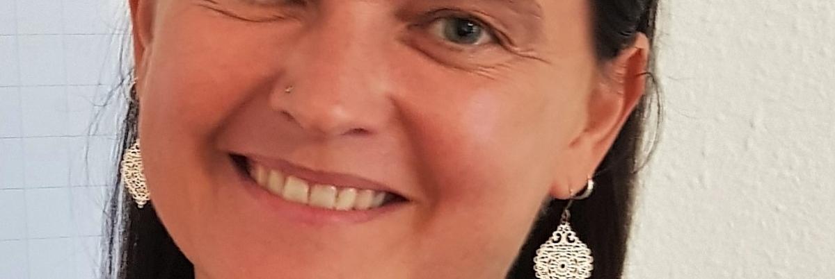 Gewaltfreie Kommunikaktion - diese Gesprächsmethode scheint angesichts der aktuellen kriegerischen Auseinandersetzungen dringender denn je zu sein. Aber auch im privaten und beruflichen Umfeld ist es gut, eine Haltung zu entwickeln, die ein friedliches Miteinander fördert. Wie das geht, das kann man am 31.10.2023 im Familienforum Edith Stein in Neuss lernen. Das Foto zeigt die Referentin Anja Mlodoch. Das Foto entstand für Himmel und Erde im Rhein-Kreis Neuss für das Familienforum Edith Stein.
