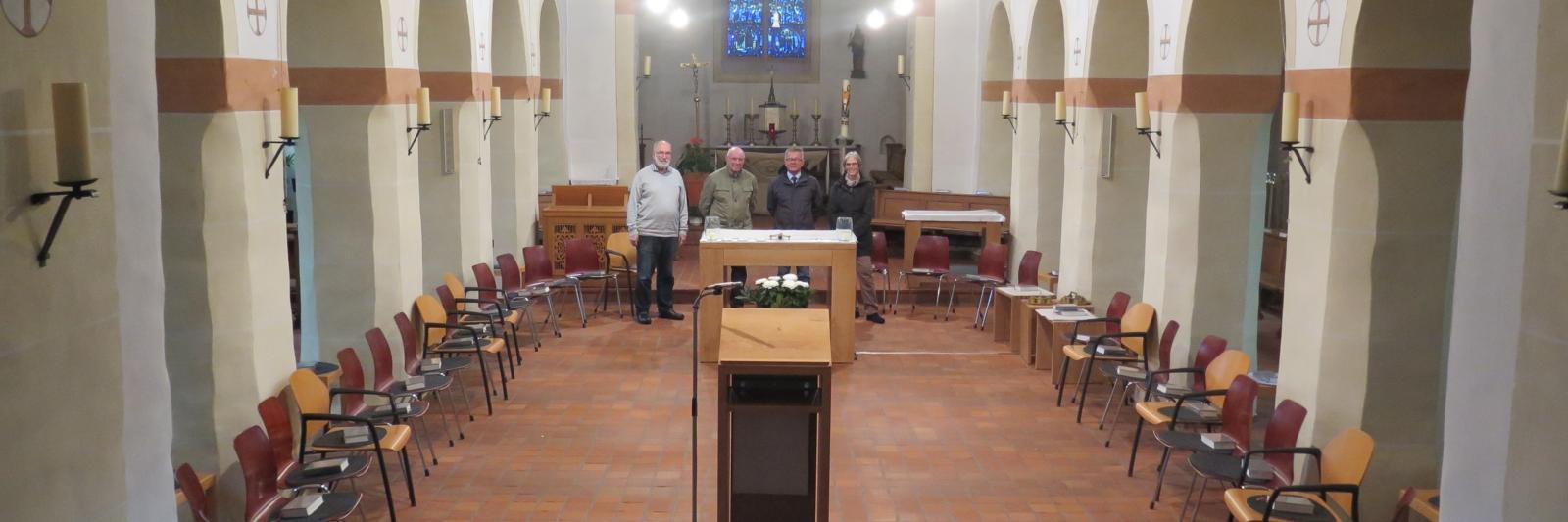 Sitzordnungen in der Kirche, die sind eigentlich immer gleich: Kirchenbänke ausgerichtet auf den vorne stehenden Altar. Aber ist das zeitgemäß? Nein, sagen Gemeindemitglieder aus der katholischen Kirche in Dormagen-Gohr und wünschten sich für St. Odilia einen ganz anderen Aufbau der Sitzordnung. Gewünscht, getan, wurden die Bänke an die Seite gerückt, der Altar kam in die Mitte und drumherum wurden Stühle platziert... Dieses Foto machte Bernd Hamer für Himmel und Erde im Rhein-Kreis Neuss für das Familienforum Edith Stein.