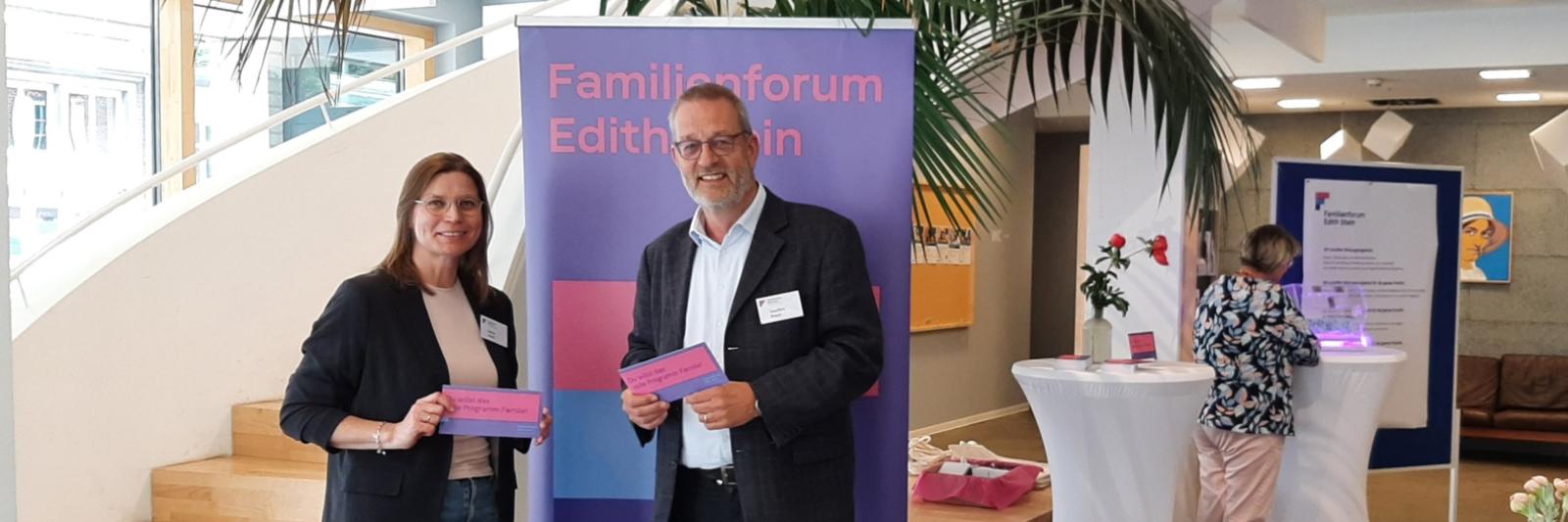 Das Familienforum Edith Stein geht in die Offensive: Ein brandneues Logo, neue ReferentInnen und Kooperationspartner unterstreichen die Bildungsoffensive des Hauses in der Neusser Innenstadt. Der neue Claim „Hier kannst du wachsen“ unterstreicht zudem den Anspruch des Familienforums, Menschen in ihren verschiedenen Alltags- und Lebenssituationen begleiten zu wollen. Nach den Sommerferien startet auch wieder das Programm, über das man sich bereits jetzt auf der Website informieren kann. Ebenso sind auch schon Anmeldungen zu den Kursen möglich. Ein nahes Highlight ist der große Familientag am Sonntag, 15. September. Alles Infos gibt´s hier: www.familienforum-neuss.de. Das Foto von André Müller zeigt Saskia Klemt und Joachim Braun vom familienforum edith stein.