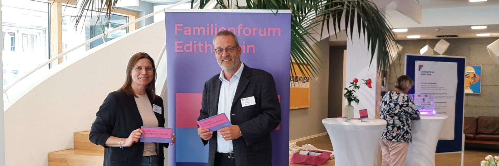 Das Familienforum Edith Stein geht in die Offensive: Ein brandneues Logo, neue ReferentInnen und Kooperationspartner unterstreichen die Bildungsoffensive des Hauses in der Neusser Innenstadt. Der neue Claim „Hier kannst du wachsen“ unterstreicht zudem den Anspruch des Familienforums, Menschen in ihren verschiedenen Alltags- und Lebenssituationen begleiten zu wollen. Nach den Sommerferien startet auch wieder das Programm, über das man sich bereits jetzt auf der Website informieren kann. Ebenso sind auch schon Anmeldungen zu den Kursen möglich. Ein nahes Highlight ist der große Familientag am Sonntag, 15. September. Alles Infos gibt´s hier: www.familienforum-neuss.de. Das Foto von André Müller zeigt Saskia Klemt und Joachim Braun vom familienforum edith stein.