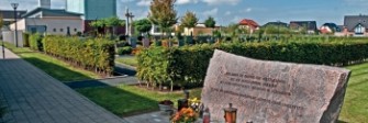 Mit dem Dorf Otzenrath verschwand im Zuge des Braunkohle-Tageabbaus auch der Friedhof der Gemeinde. Hunderte von Toten mussten damals auf den neu errichteten Friedhof in Neu-Otzenrath umgebettet werden. Vor genau zwanzig Jahren wurde dort der erste 'frisch Verstorbene' beerdigt.
Das Foto ist von  einer Seite aus der von Konrad Eikels herausgegebenen Broschüre. Das BIld zeigt das Sammelgrab.