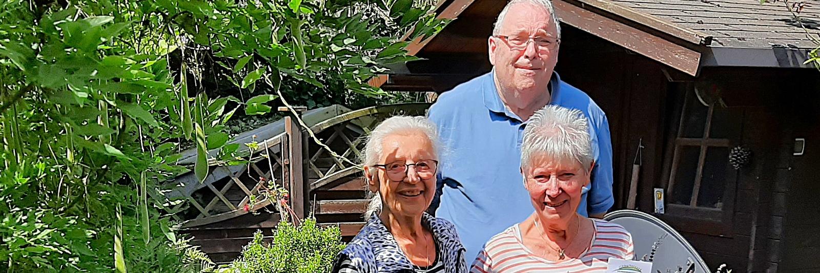 Seit 15 Jahren setzen die Menschen im Bezirk Masaka im afrikanischen Uganda ihre Hoffnung auf Nahrung, sauberes Wasser, Medikamente, ärztliche Versorgung und Schulbildung auf den Neusser Verein 'Menschenbrücke'. Sie werden nicht enttäuscht, denn die derzeit 167 Vereinsmitglieder lassen sie nicht im Stich. Für die ehrenamtlich arbeitenden Neusser ist die Hilfe zur Selbsthilfe auch eine christliche Verpflichtung im Sinne einer lebenswerten Zukunft. Die Mitglieder des Vereins und der sichere Transfer von Misereor sorgen dafür, dass jeder Euro auch an Ort und Stelle ankommt und in dringend Benötigtes investiert wird - nahzu ohne Verwaltungskosten. Eine Mitgliedschaft im Verein Menschenbrücke kostet nur 30 € pro Jahr. Weitere Infos zu den Projekten und zum Verein selbst sind im Netz zu finden: www.menschenbruecke.de. Das Foto zeigt Mitglieder des Vereins Menschenbrücke in Neuss Norf.