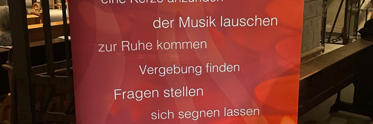„Komm und bleib solang du möchtest“, das ist das Motto von Nightfever. Regelmäßig laden junge Christen zu diesem offenen Angebot in das Quirinusmünster in Neuss ein. Eine Kerze entzünden, zur Ruhe kommen, beten und bei Gott sein. Das alles ist bei der stimmungsvollen Atmosphäre in der Kirche möglich. Das Foto zum Angebot machte Maria Weigand für Himmel und Erde im Rhein-Kreis Neuss für das Familienforum Edith Stein.