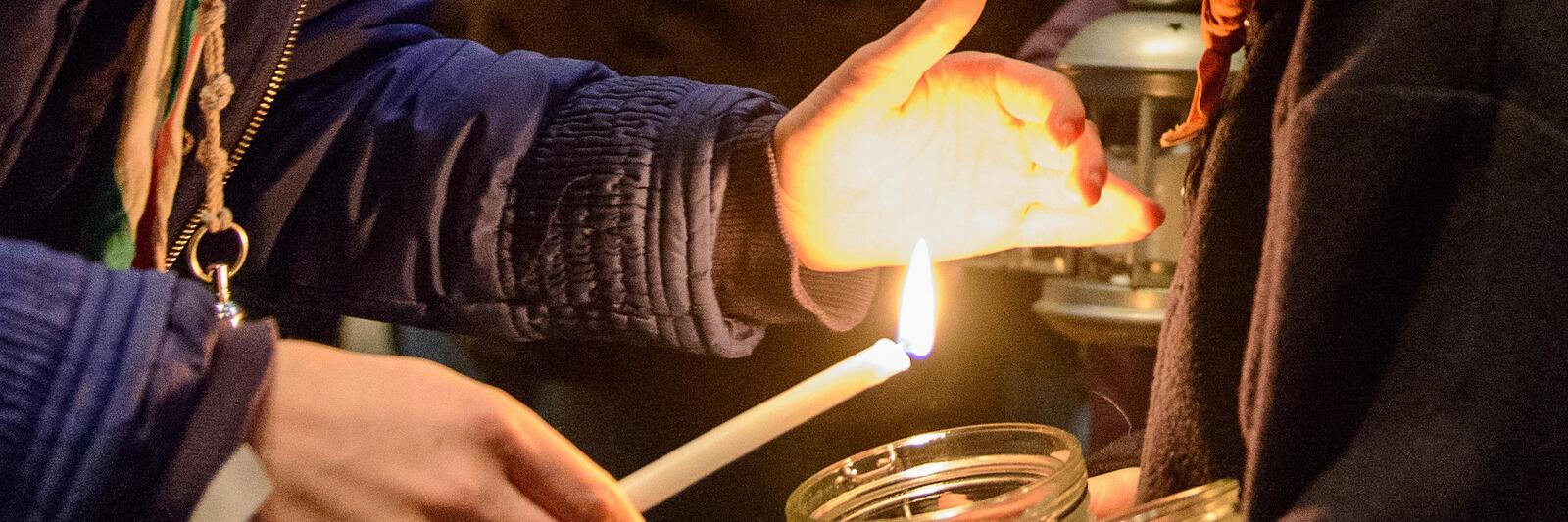 Immer am 3. Adventssonntag wird das Friedenslicht aus Bethlehem in Deutschland verteilt. Aus Neuss holt eine Gruppe von Pfadfindern das Licht im Kölner Dom ab. In einem Aussendungsgottesdienst wird es am kommenden Donnerstag an alle Neusser Bürgerinnen und Bürger verteilt. Dieses Foto ist aus dem MAM des Erzbistums Köln.