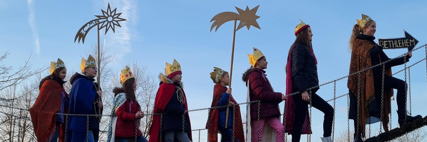 Über Neujahr läuft wieder die Sternsingeraktion. Mit dabei ist auch eine große Gruppe aus dem Neusser Süden. Das Foto zeigt die Sternsinger-Gruppe St. Peter Rosellen.