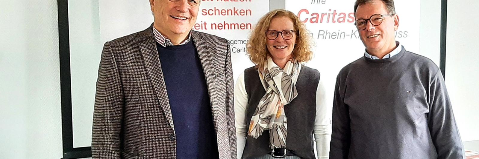 Das 'Offene Café' im 'Büttger Treff' der Caritas im Rhein-Kreis-Neuss ist nur eines von zahlreichen Angeboten des örtlichen Verbandes. Im Rahmen des Projekts 'Älterwerden in Büttgen' findet das 'Offene Café' immer am ersten Sonntag im Monat um 15 Uhr in der Novesiastraße 2 statt. Infos dazu gibt es unter Telefon 02131-2025060. Das Angebot mit wechselndem Programm und gemütlichem Beisammensein bei Kaffee und Kuchen ist nur möglich, weil sich regelmäßig viele Ehrenamtliche einbringen. Ohne das ehrenamtliche Engagement der Menschen im Kreis, wäre das so nicht möglich, sagt der Caritasverband und freut sich über den tollen Einsatz der Freiwilligen. Das alles muss aber auch koordiniert und abgestimmt werden - und das geschieht in der zentralen Geschäftsstelle in Grevenbroich. Der Beitrag stellt die verantwortlich Mitarbeitenden und die grundsätzliche Bedeutung des Ehrenamtes für das Funktionieren der Gesellschaft vor. Das Foto zeigt die für Ehrenamt verantwortlichen Mitarbeiter/innen der Caritas in Grevenbroich.  Das Foto hat André Müller gemacht.