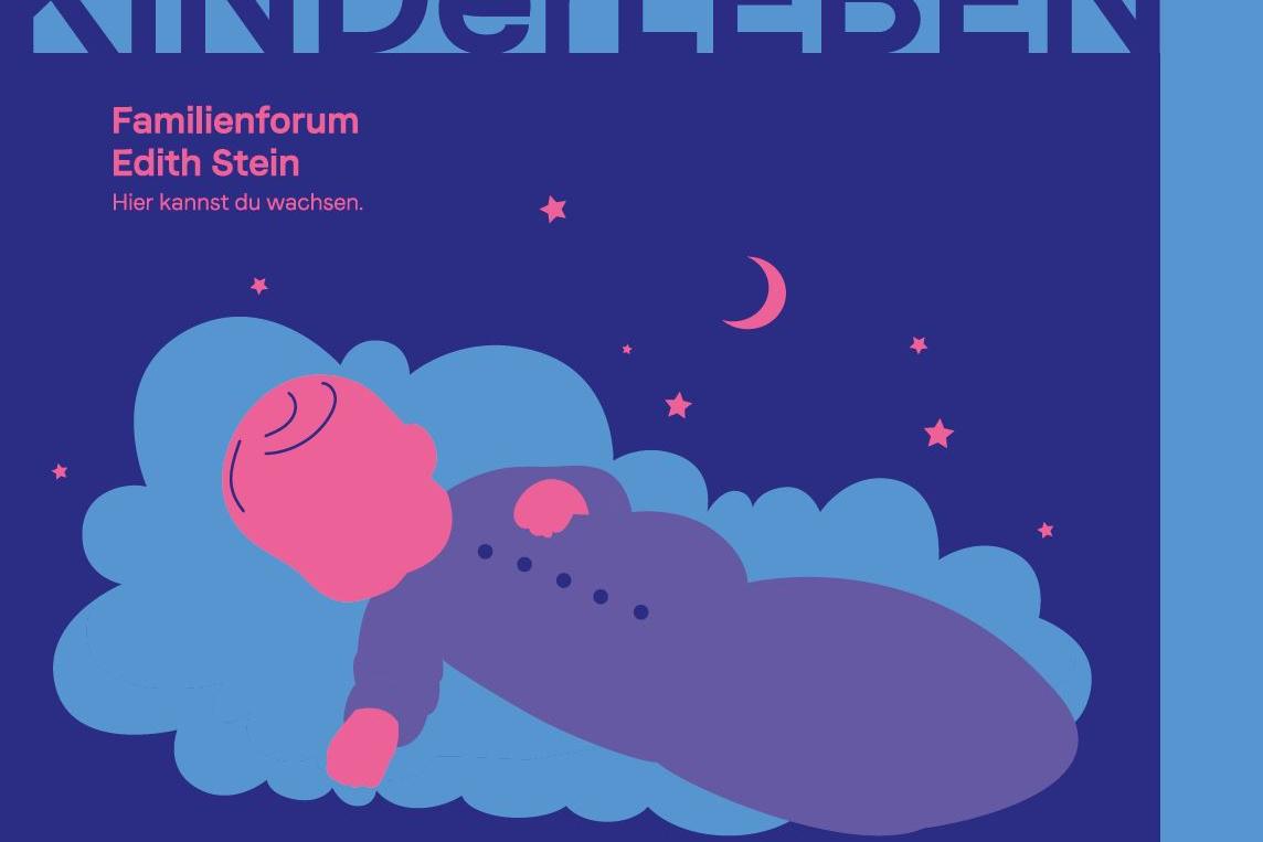 Illustration von einem schlafenden Baby in einem Schlafsack. Es liegt auf einer Wolke. Im Hintergrund sind der Mond und Sterne zu sehen.