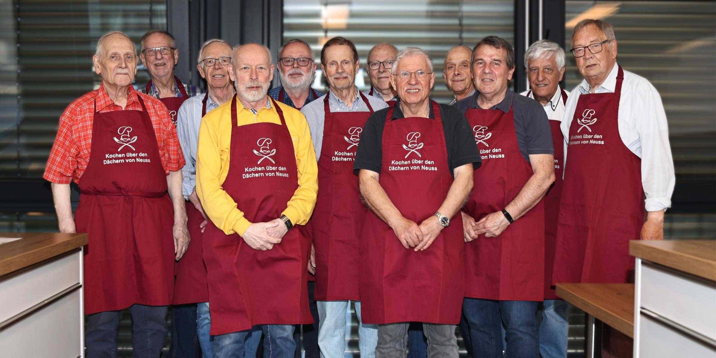 Gruppenbild des Männerkochkurses in der Schulungsküche des Edith-Stein-Hauses, Organisator Friedhelm Krahwinkel: erste Reihe, Zweiter von rechts