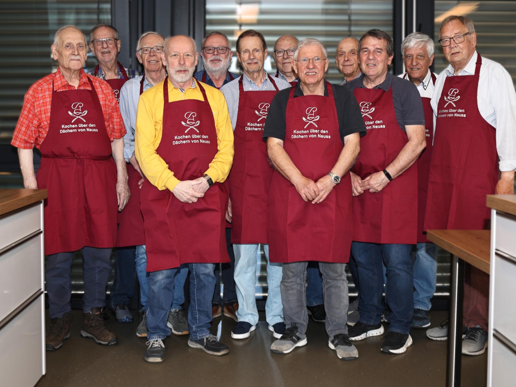 Gruppenbild des Männerkochkurses in der Schulungsküche des Edith-Stein-Hauses, Organisator Friedhelm Krahwinkel: erste Reihe, Zweiter von rechts