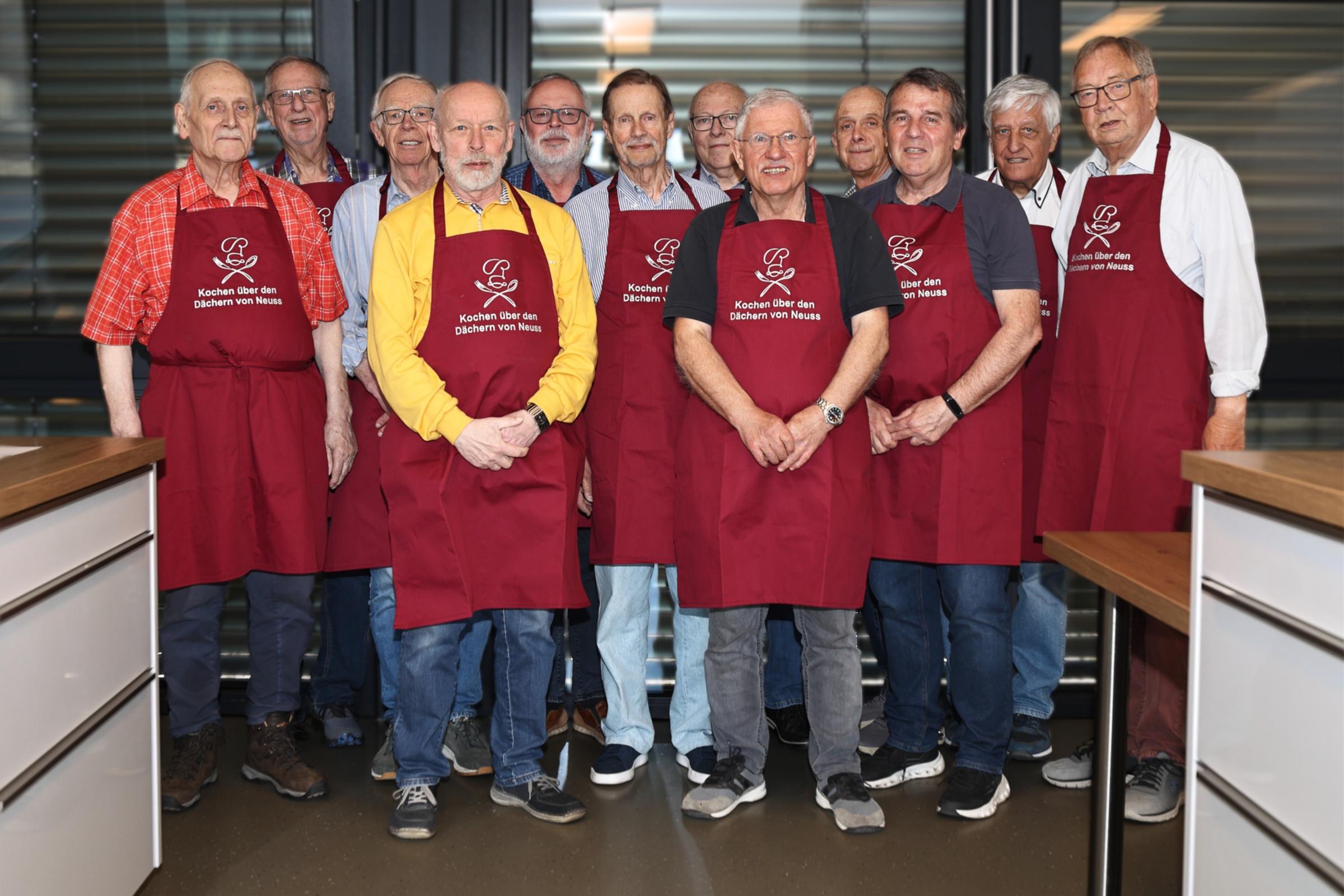 Gruppenbild des Männerkochkurses in der Schulungsküche des Edith-Stein-Hauses, Organisator Friedhelm Krahwinkel: erste Reihe, Zweiter von rechts