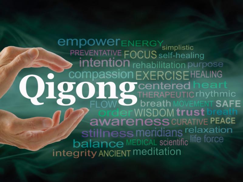 Das geschriebene Wort Qigong wird von zwei Händen leicht umfasst. Darum stehen viele englische Begriffe, die mit dem Thema verbunden sind - zum Bespiel: breath, balance, energy.