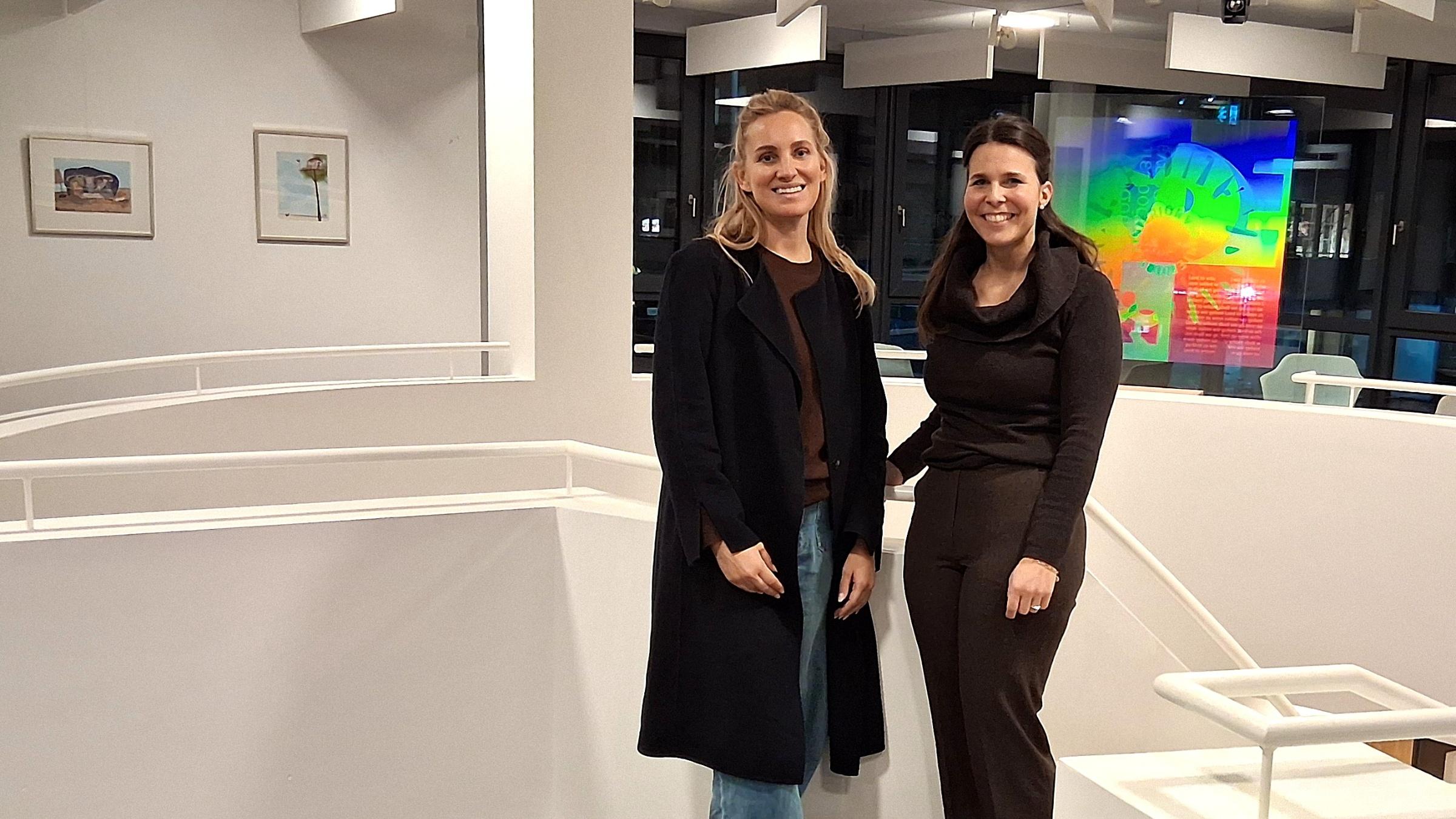 Die Vorstandsmitglieder Leonie Eich und Jasmin Hopf stehen nebeneinander auf der Galerie des Edith-Stein-Hauses.