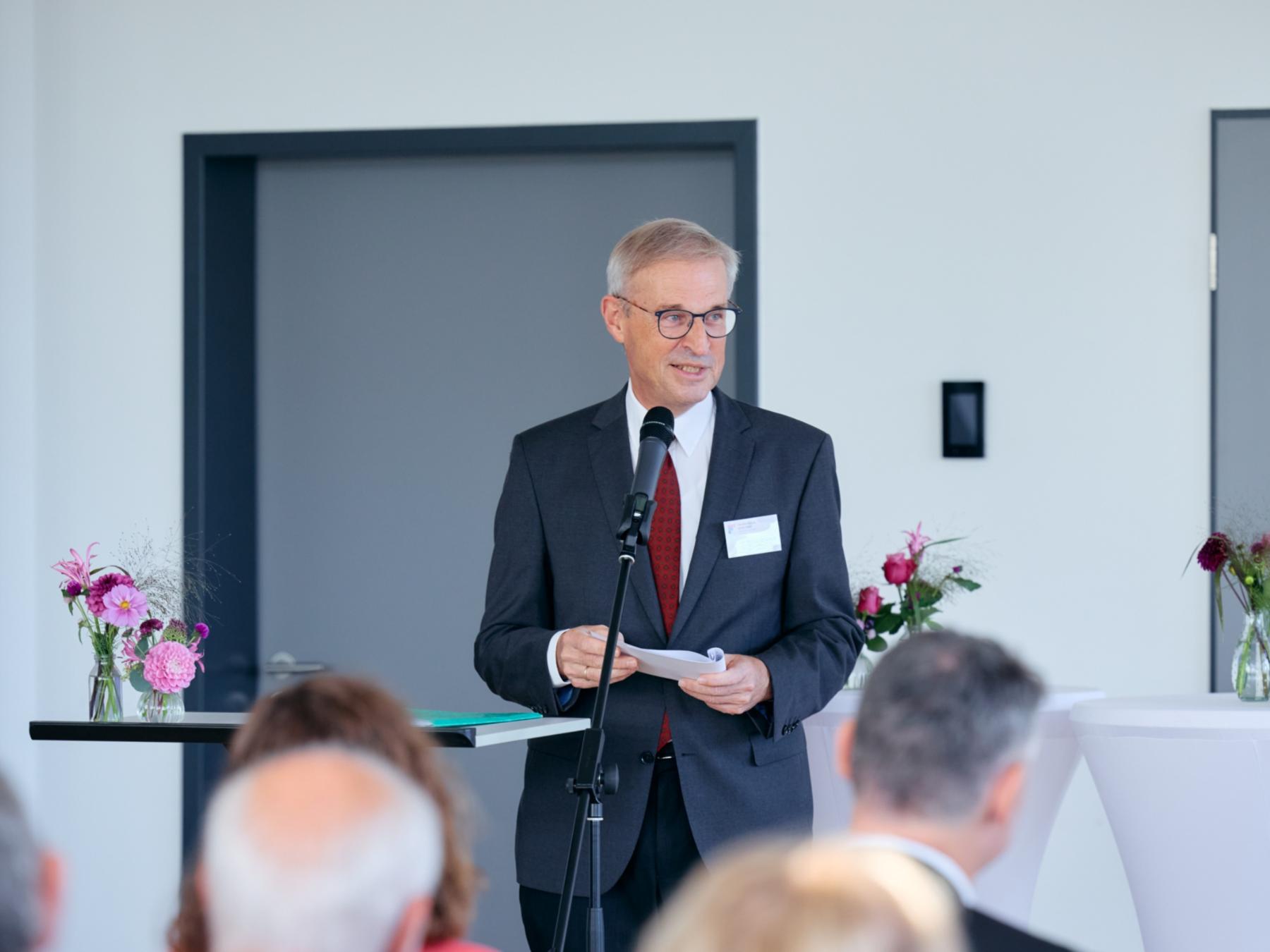 Dr. Martin Straaten, Vorsitzender des Trägervereins des Familienforums, der Katholischen Arbeitsgemeinschaft für Weiterbildung Neuss e.V. (K.A.G), eröffnet die Jubiläumsfeier im Forum des Edith-Stein-Hauses.