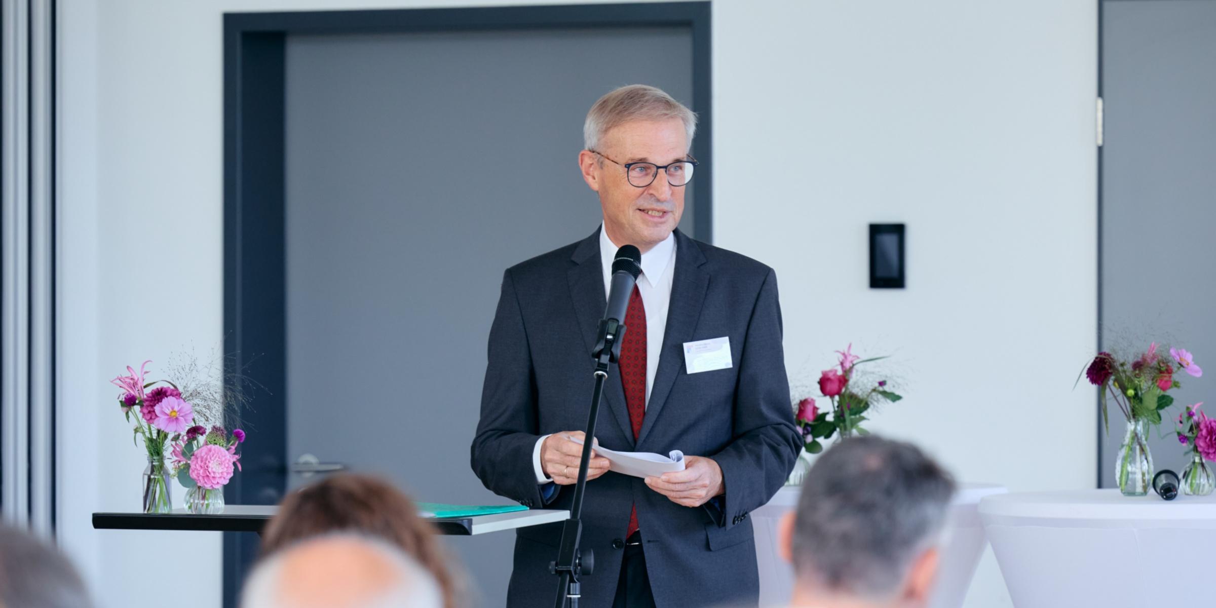 Dr. Martin Straaten, Vorsitzender des Trägervereins des Familienforums, der Katholischen Arbeitsgemeinschaft für Weiterbildung Neuss e.V. (K.A.G), eröffnet die Jubiläumsfeier im Forum des Edith-Stein-Hauses.
